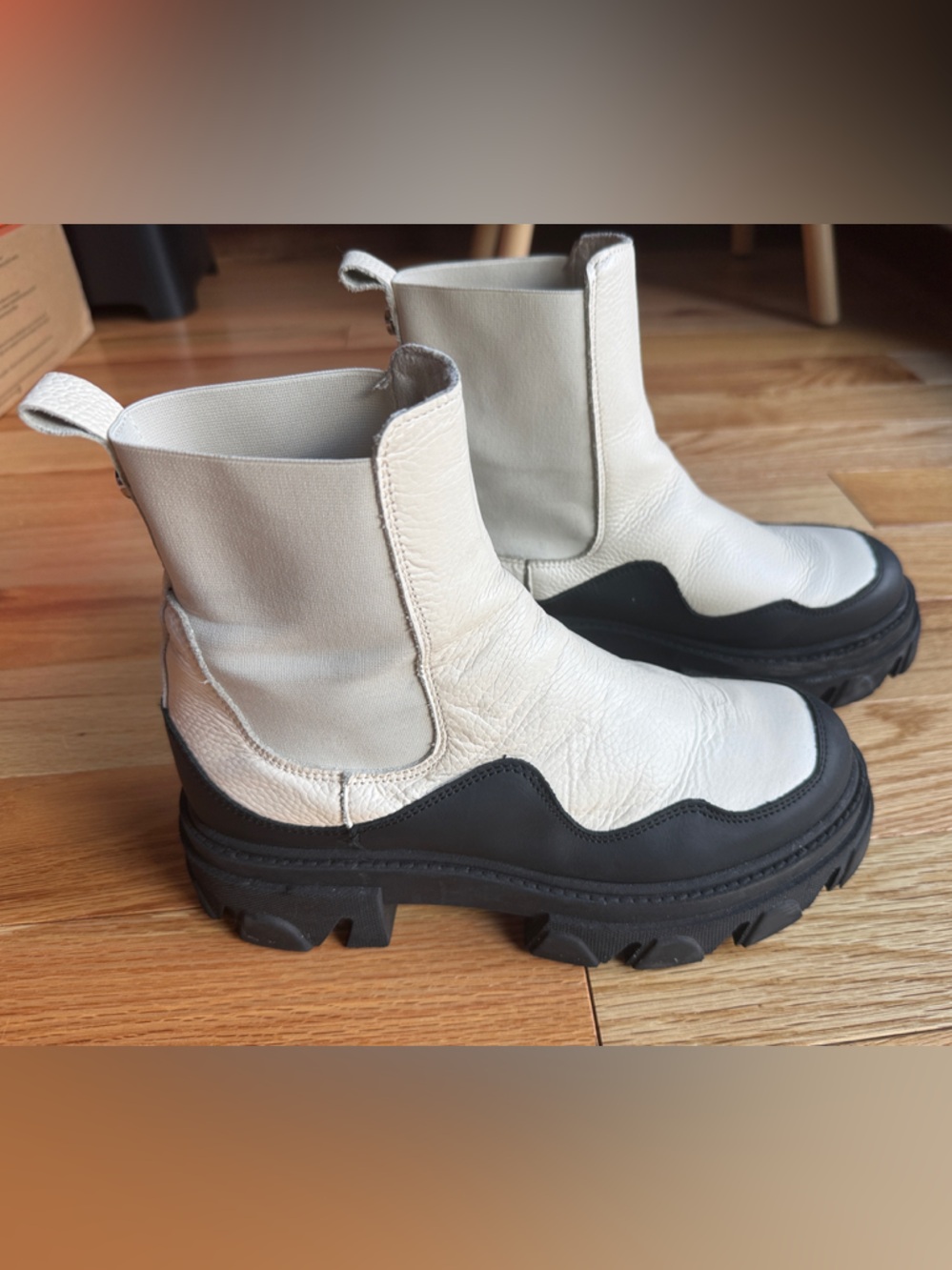 Steve Madden White Leather Chunky Chelsea Boots with Black Lug Sole
